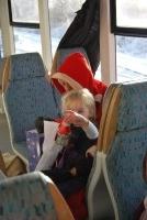 Der Nikolaus holt für jedes Kind ein Geschenk aus seinem Sack. (3)