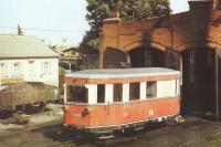 Gerätewagen 187 001 (ex. GHE T1) vor dem Lokschuppen im Bahnhof Gernrode