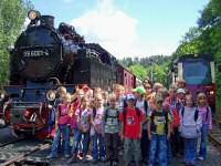 Gruppenfoto im Bahnhof Alexisbad vor Lok 99 6001