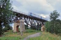 Die zwei Triebwagen der "Wipperliese" überqueren die Brücke über den Ort Mansfeld.