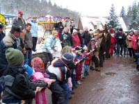 Tauziehen zwischen Osterhasen und Kindern