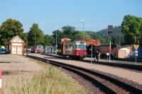 Als Ersatz für den ausgefallenen Dampfzug fährt Triebwagen 187 013 an den Bahnsteig im Bf Gernrode.