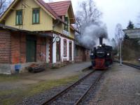 Einfahrt des Planzugs mit Lok 99 5906 in den Bahnhof Straberg