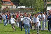 Neundorfer Spitzköpfe als Wasserträger im Vorkampf zum Dampflokziehen