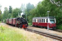 Im Sommer­fahr­plan 2010 der HSB findet im Bahnhof Straßberg die Kreuzung von Zug N/Nto 8953 mit Zug Nto 8976 statt. Am 01.07. 2010 begegnen sich Lok 99 5906 und Triebwagen 187 017.