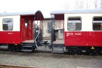 Wagenbühnen von Wagen KBi 900 480 (links) und 900 494