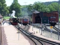 Hochbetrieb im Bahnhof Gernrode am 09.07. 2011 (Sa.): Planzug 8952 mit Lok 99 5906, Sonderzug mit Tw 187 025, Lok 99 6001 (Vorbereitung für Plandienst) und Lok 199 874 (in Reserve)