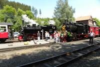 Kreuzung des Sonderzuges mit Lok 99 6101 und des Planzugs 8962 mit Lok 99 5906 im Bahnhof Alexisbad