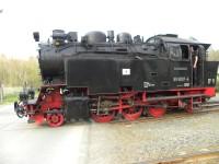 Lok 99 6001 am 25.04.2011 im Bahnhof Stiege zum Vergleich