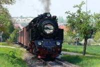 Der von Lok 99 6001 gezogene, planmäßige Personenzug überquert den Bahnübergang Osterallee in Gernrode.