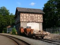 Blick auf das Empfangsgebäude des Bahnhofs Mägdesprung von der Gleisseite nach Abriss des Güterschuppens