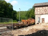 jahrelang abgestellte Nebenfahrzeuge im Bahnhof Mägdesprung, die demnächst abtransportiert werden