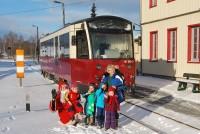 Gruppenfoto mit Nikolaus, Kindern und Kindergärtnerin vor dem Triebwagen 187 015 im Bahnhof Stiege (1)