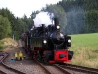 Einfahrt des Planzuges N 8964 (Eisfelder Talmühle – Quedlinburg) der HSB mit Vorspannlok Lok Nr. 105 (Museumsbahn Blony – Champy / Schweiz) und Lok 99 6001 der HSB in den Bahnhof Stiege (12.08.2012)