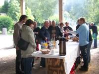 Neben Gegrillten erhalten die Teilnehmer am Imbissstand des FKS Kaffee, Tee und kühle Getränke.
