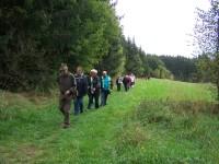 Wanderleiter Heinz Mente und Teilnehmer an der „Fahrt ins Blaue“ unterwegs zwischen Silberhütte und Straßberg