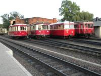 Triebwagenpräsentation im Bahnhof Gernrode am Abend des 17.08.2012 (Fr.); von Links nach Rechts: 187 001 (ehemals GHE T1) der HSB, T 42 des DEV, T 102 der Selfkantbahn und 187 025 (ehemals NWE T3) der HSB (2)