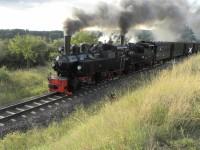 Leerreisezug Quedlinburg – Gernrode mit Vorspannlok Lok Nr. 105 (Museumsbahn Blony – Champy / Schweiz) und Lok 99 5906 der HSB vor dem Haltepunkt Quedlinburg-Quarmbeck (11.08.2012)