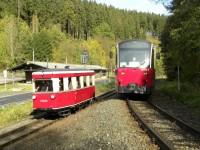 „Doppelausfahrt“ von Triebwagen 187 001 und 187 015 aus dem Bahnhof Alexisbad