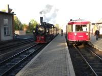 Der im Bahnhof Gernrode bereitstehende Sonderzug (Triebwagen 187 001; ehemals GHE T1) wird vom Zug 8951 mit Lok 99 5906 überholt.