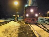 Lok 99 5906 mit Sonderzug bei der Fahrt nach Quedlinburg am Abend im Bahnhof Alexisbad