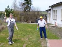 Lutz Barthel und Andreas Mücke schwingen die Malerbürsten – allerdings bereits nach getaner Arbeit.