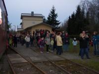 Empfang des „Dämonen-Express“ im Bahnhof Stiege durch zahlreiche Schaulustige