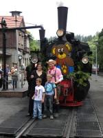 „Hänsel“ und „Gretel“ mit Kindern zwecks Foto vor dem Teddybärenzug im Bahnhof Alexisbad