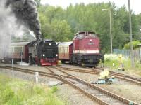 Parallelausfahrt von Regelzug 8967 mit Lok 99 7238 und Sonderzug 89402 mit Lok 199 874 aus dem Bahnhof Stiege (1)