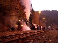 Sonderzug des FKS und Triebwagen der HSB (Regelzüge) am Abend im Bahnhof Eisfelder Talmühle (3)