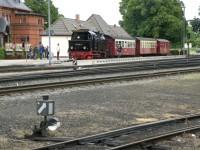 Ankunft des Vatertags-Sonderzuges des FKS im Bahnhof Gernrode (Harz)