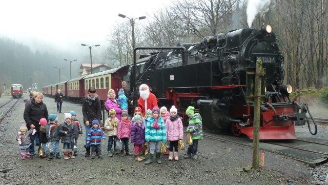 Gruppenfoto vor der Dampflok