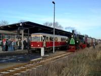 Da Triebwagen 187 011 als Planzug Nto 8953 erst noch nach Gernrode fahren muss, kann der Sonderzug nicht an den Bahnsteig.