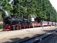 Sonderzug Gernrode – Brocken mit Lok 99 7243 und „Schienen-Cabrio“ während des Aufenhalts im Bahnhof Drei Annen Hohne