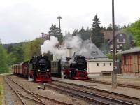 Der Sonderzug Nordhausen Nord – Wernigerode wird im Bahnhof Elend vom Planzug 8904 Nordhausen Nord – Wernigerode mit Lok 99 7245 überholt.