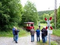 Triebwagen 187 001 (ehemals GHE T1) beim Fotohalt zwischen Alexisbad und Silberhütte (1)
