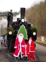 Während des Aufenthalts im Bahnhof Alexisbad haben sich die Nikoläuse für die Fotografen vor der Lok aufgestellt. (2)