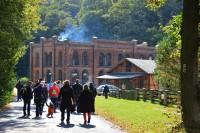 Die Reisegruppe trifft am technischen Denkmal Maschinenfabrik „Carlswerk“ in Mägdesprung ein.