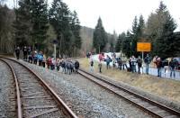 Fotografenschaar in Erwartung der „Doppelausfahrt“ aus dem Bahnhof Alexisbad