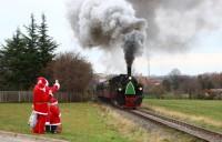 Die Nikoläuse warten an der Osterallee in Gernrode auf den Sonderzug. (12 