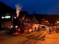 Lok 99 7239 des Sonderzugs beim Wassernehmen im Bahnhof Eisfelder Talmühle