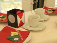 Im Festzelt ist die Kaffeetafel für geladene Gäste und Vereins­mitglieder gedeckt und dekoriert. (3)