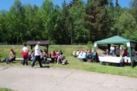 Teilnehmer der „Vatertagsfahrt“ und Imbiss-Stand des FKS im Waldhof Silberhütte