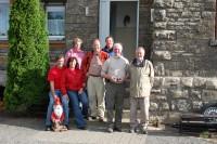 Gruppenfoto mit den „Freunden der Ahrtalbahn“ vor dem Vereinshaus des FKS in Gernrode