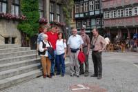 „Freunde der Ahrtalbahn“ während der Führung durch die UNESCO-Welterbestadt Quedlinburg vor dem Rathaus