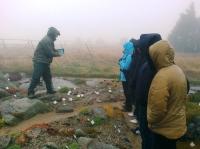 Teilnehmer der Sonderfahrt des FKS nehmen unbeeindruckt vom Wetter an einem von Dr.  Karsten (Mitglied der Nationalparkverwaltung Brocken) begleiteten Besuch des Brockengartens teil. (1)