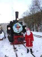 Der Nikolaus steht im Bahnhof Alexisbad bereit, um sich mit den Kindern aus dem Sonderzug fotografieren zu lassen. (08.12.2012) (1)