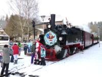 Der Nikolaus steht im Bahnhof Alexisbad bereit, um sich mit den Kindern aus dem Sonderzug fotografieren zu lassen. (08.12.2012) (2)