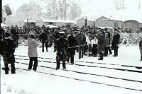 Bei Schneetreiben wird im Bahnhof Stiege symbolisch ein Band durchschnitten.