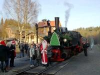 Im Bahnhof Alexisbad ließen sich Fahrgäste des Sonderzuges mit dem Weihnachtsmann vor der Lok 99 5906 fotografieren.
